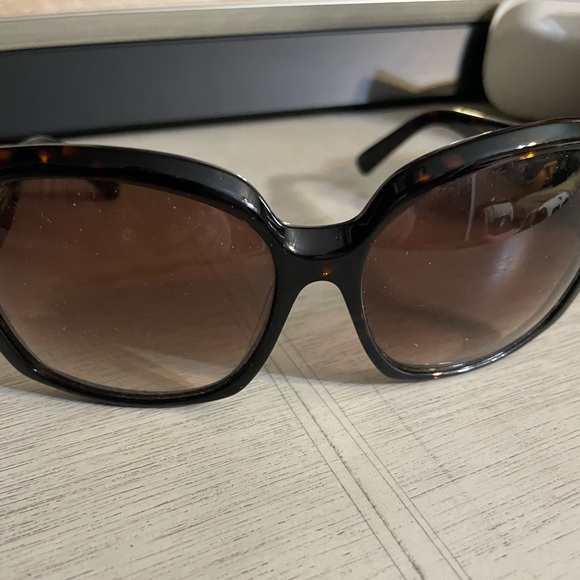 Oleg Cassini sunglasses. - Picture 1 of 7